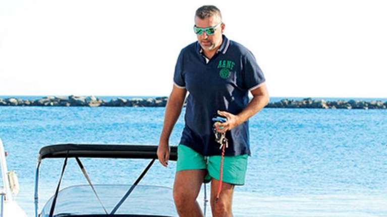 Γιώργος Λιάγκας: Με το πολυτελές σκάφος και τους γιους του σε απίθανη ερημική παραλία στις Κυκλάδες