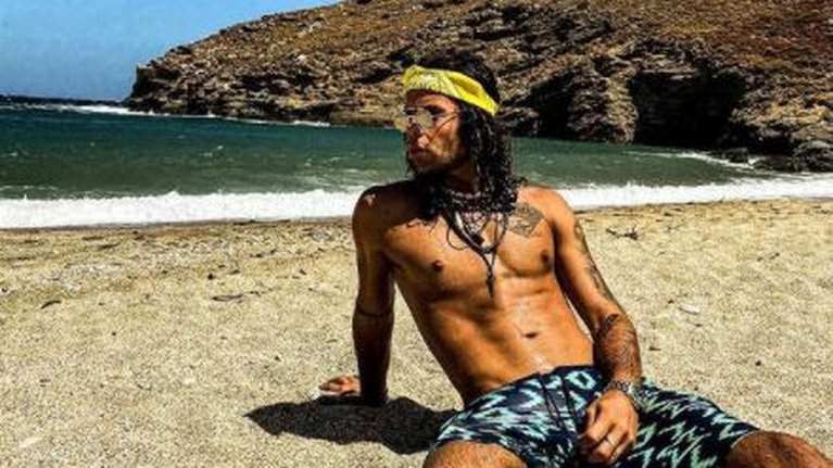 Άγγελος Λάτσιος: Ποζάρει με γραμμωμένους κοιλιακούς σε παραλία της Άνδρου και καίει καρδιές [Εικόνα]