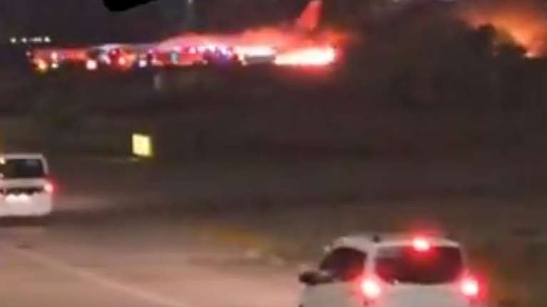 Συναγερμός στο αεροδρόμιο της Αττάλειας: Στις φλόγες ο κινητήρας ρωσικού αεροπλάνου κατά την προσγείωση