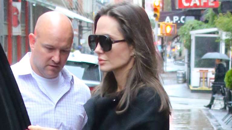 Αντζελίνα Τζολί: Με θεϊκά Valentino μποτάκια σε πρωινή έξοδο - Το casual look με μαύρο παλτό και φόρεμα