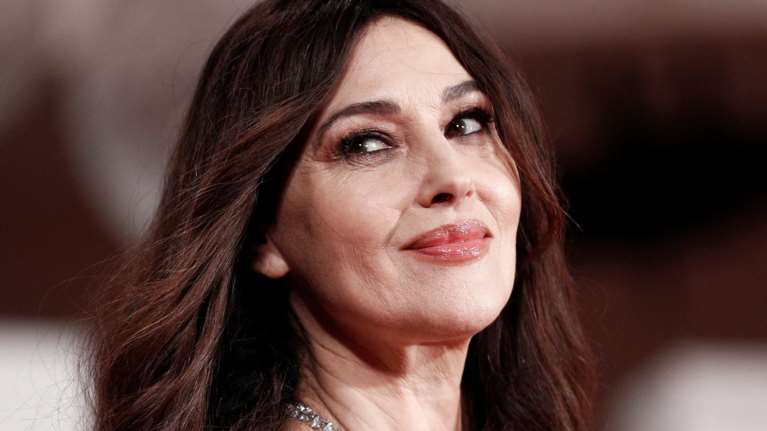 Η Μόνικα Μπελούτσι φόρεσε το γκρι πουλόβερ ως σούπερ μίνι φόρεμα στην πιο αισθησιακή εκδοχή του