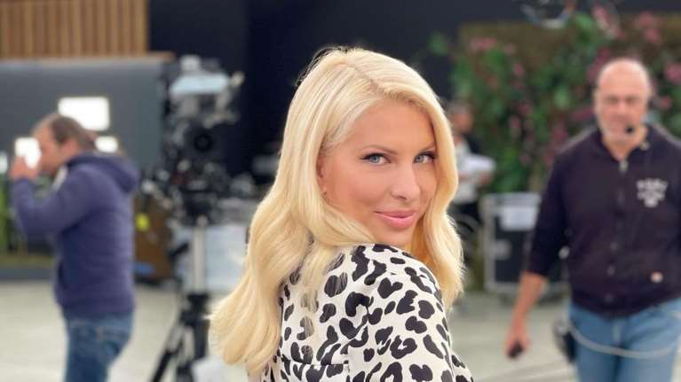 Η Ελένη Μενεγάκη με το Zara πουκάμισο που δεν πρέπει να λείπει από τη φθινοπωρινή γκαρνταρόμπα μας