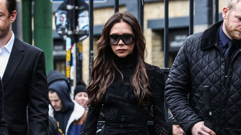 Iconic και στο πένθος: Η Βικτόρια Μπέκαμ ανέβασε το πένθιμο look σε άλλο επίπεδο