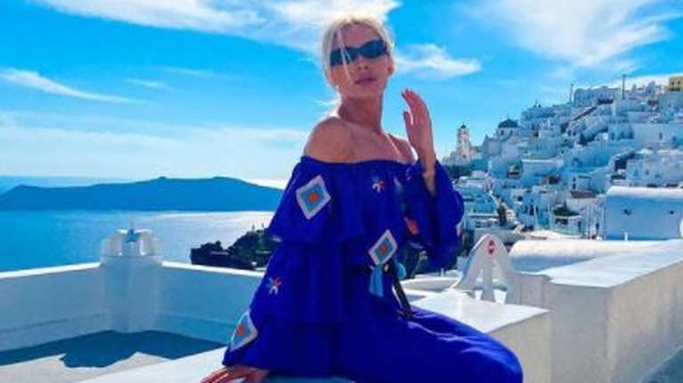 Στη Σαντορίνη η Κατερίνα Καινούργιου - Οι φωτο με μαγιό και οι εντυπωσιακές αναλογίες της