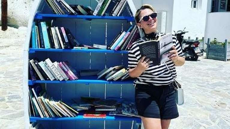 Η Νάνσυ Ζαμπέτογλου αγκαλιά με τον πανύψηλο γιο του Νάσου Γαλακτερού, στα σοκάκια της Σίφνου [εικόνα]