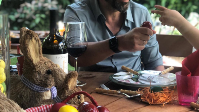 Με ποιον τσουγκρίζει το πασχαλινό αυγό ο Κωνσταντίνος Μαρκουλάκης;