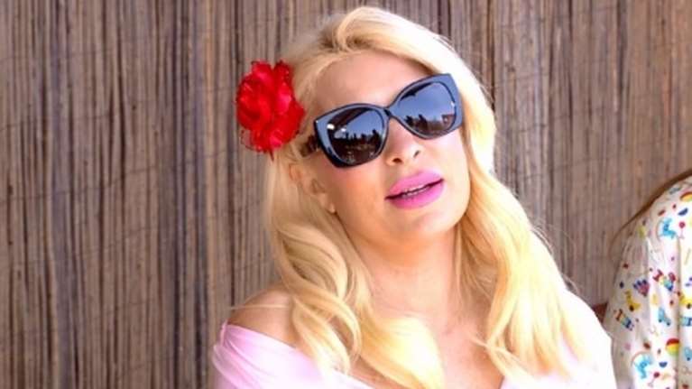 Η Ελένη Μενεγάκη στην πιο διαφορετική έναρξη λόγω Τσικνοπέμπτης!