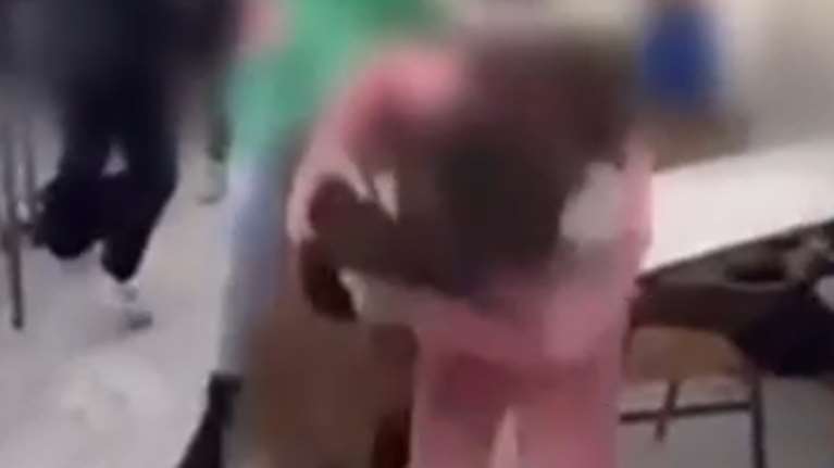 Νέο περιστατικό βίας μεταξύ ανηλίκων: Πρωταγωνίστριες ήταν πάλι μαθήτριες - Πιάστηκαν στα χέρια σε σχολείο [βίντεο]