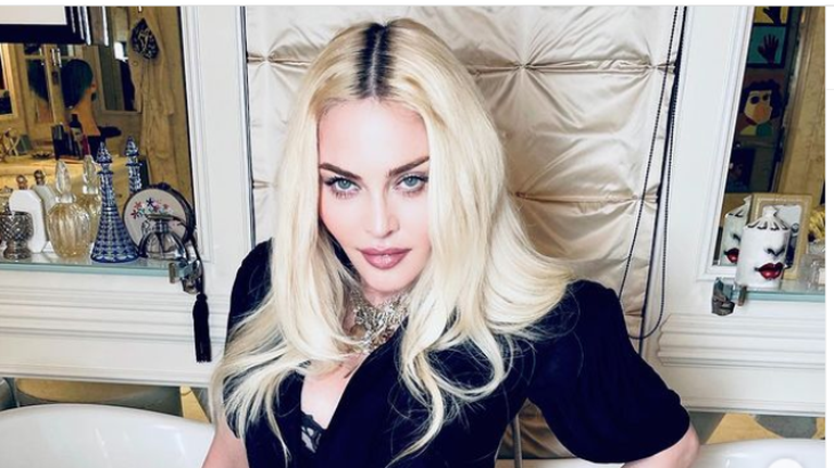 63 χρόνια Μαντόνα: Η βασίλισσα της ποπ έχει γενέθλια και ποζάρει με Burberry και μαύρο δίχτυ