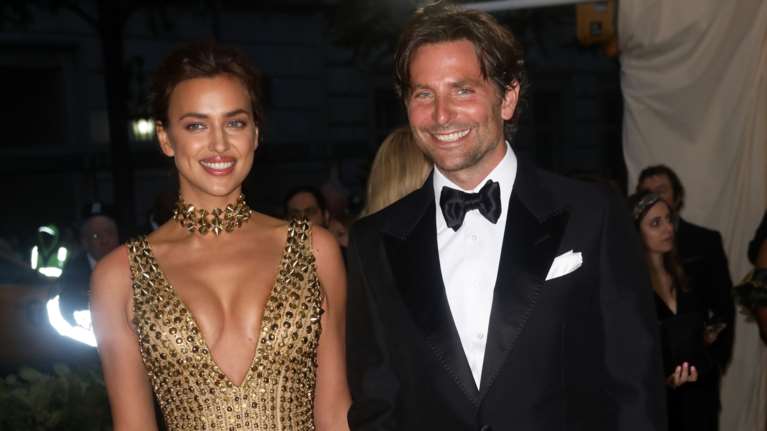 Ηχηρή επανασύνδεση: Ιρίνα Σάικ &amp; Μπράντλεϊ Κούπερ είναι ξανά μαζί και προσπαθούν να κάνουν δεύτερο παιδί