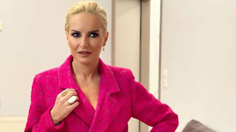 Η άψογη εμφάνιση της Μαρίας Μπεκατώρου - Πως συνδύασε το στιλάτο σακάκι με το πουκάμισο [Εικόνες]