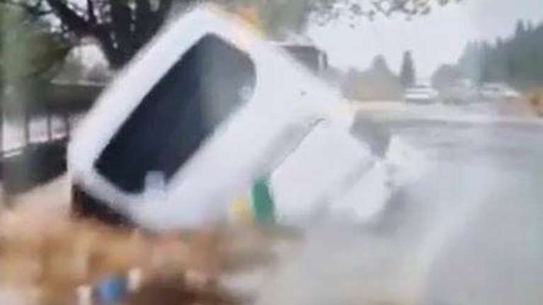 Κακοκαιρία Daniel: Η στιγμή που η γη υποχωρεί και &quot;καταπίνει&quot; λεωφορείο στον Βόλο [βίντεο]