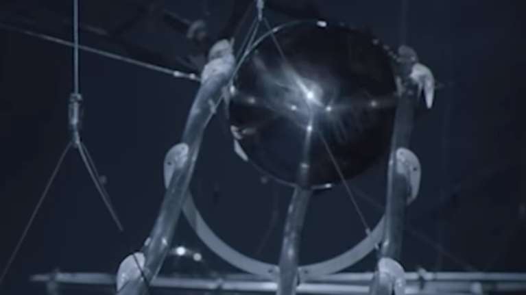 Ένα γιγαντιαίο φλιπεράκι σε πασαρέλα μόδας