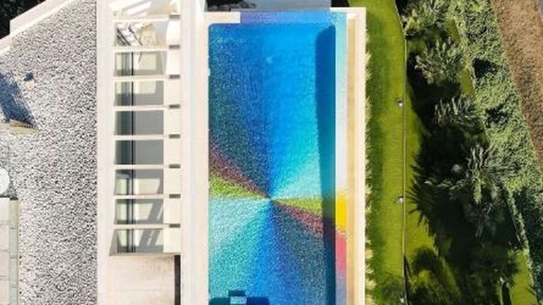 Μοναδικό: 130.000 γυάλινα πλακίδια σε πισίνα, μοιάζουν με υποβρύχιο ουράνιο τόξο [εικόνες]