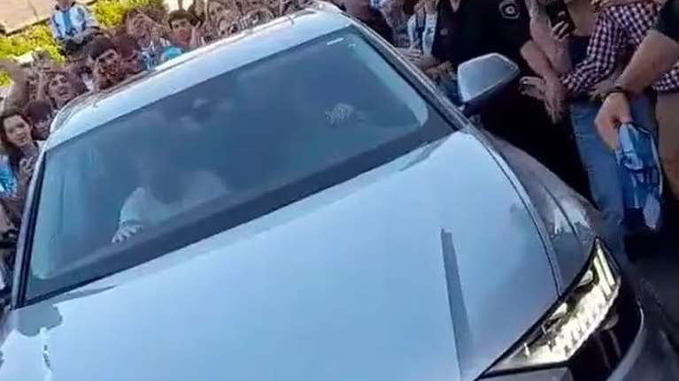 Σαν ήρωα υποδέχτηκαν τον Μέσι στη γειτονιά του - Χιλιάδες κόσμου βρέθηκαν στο Ροσάριο [βίντεο]