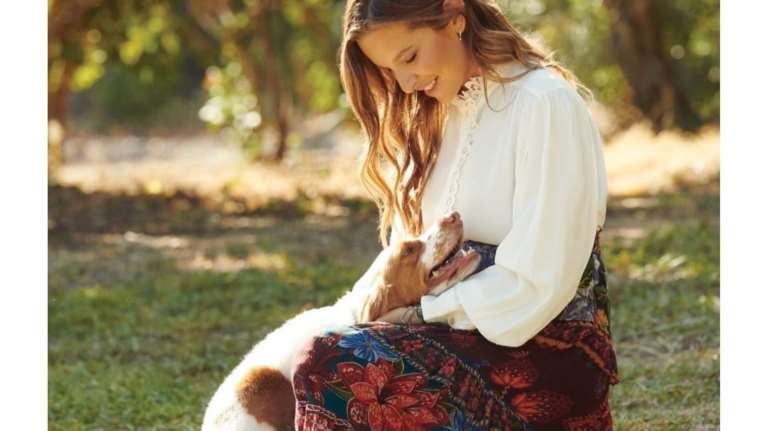 Η Όλγα φωτογραφήθηκε στην αγκαλιά της Εριέττας Κούρκουλου