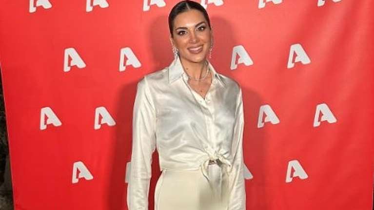Σταματίνα Τσιμτσιλή: Τράβηξε τα βλέμματα στην κοπή πίτας του Alpha - Το σικ σύνολο που επέλεξε