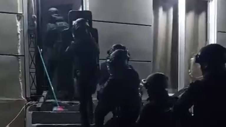 Η στιγμή που η αστυνομία εισβάλει στο σπίτι συμμορίας που έκλεβε ηλικιωμένους - Παρίσταναν τους τεχνικούς [βίντεο]