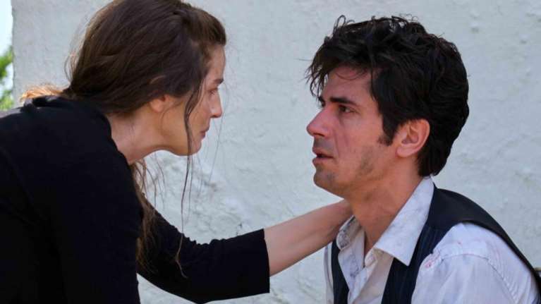 Αγνώριστος ο Δημήτρης Γκοτσόπουλος στις διακοπές του - Με μούσι και σκουλαρίκι [εικόνα]