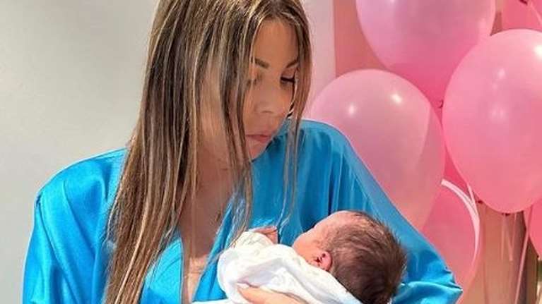 Άντζελα Δημητρίου: Η τρυφερή αγκαλιά με την εγγονή της - Η πρώτη ανάρτηση και οι φωτογραφίες από το μαιευτήριο