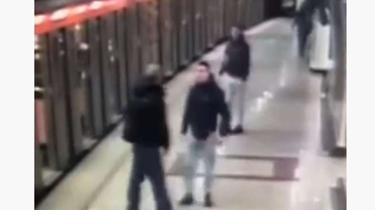 Ξυλοδαρμός σταθμάρχη Μετρό: Νέο βίντεο ντοκουμέντο - Πώς ξεκινούν οι ανήλικοι την επίθεση