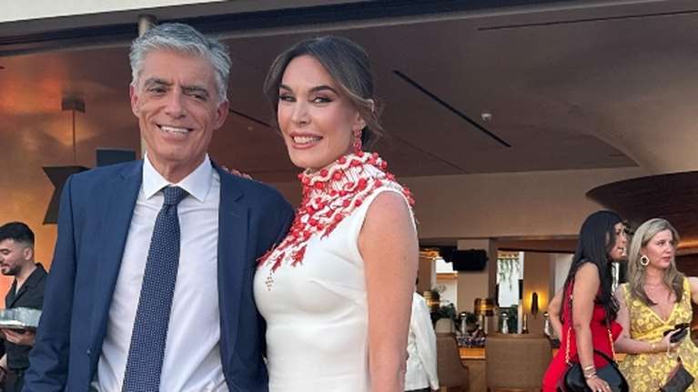 Τατιάνα Στεφανίδου: Με μάξι φόρεμα Celia Kritharioti με μακριά ουρά και διακοσμημένο λαιμό σε glam party στην Αθηναϊκή Ριβιέρα