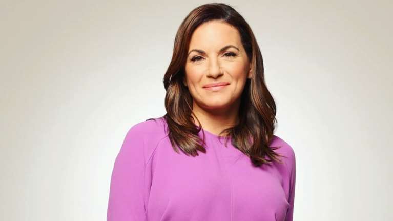 Όλγα Κεφαλογιάννη: Κομψή νονά στις Σπέτσες με φλοράλ μίντι φόρεμα - Ο στολισμός και οι ιδιαίτερες μπομπονιέρες