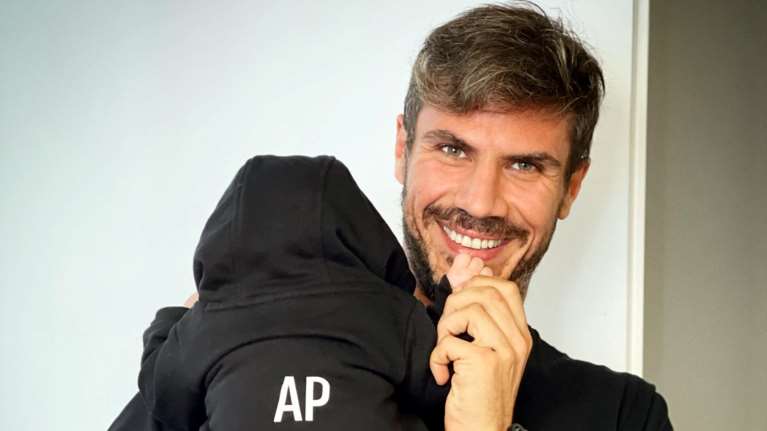 Άκης Πετρετζίκης: Τρελά κέφια σε βόλτα ντυμένος ασορτί με τον γιο του