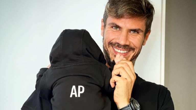 Άκης Πετρετζίκης: Μαγειρεύει τυρόπιτα στην κουζίνα του σπιτιού του με sous chef τον Αχιλλέα