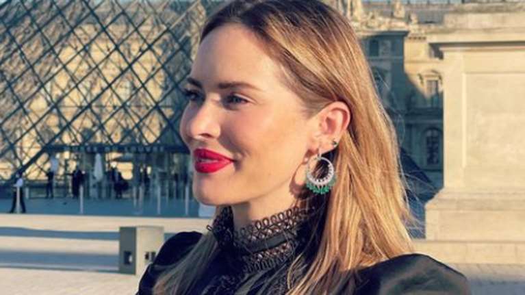 Εργαζόμενη μητέρα: Η Ανίτα Μπραντ κρατά αγκαλιά τον γιο της την ώρα που εργάζεται [εικόνα]