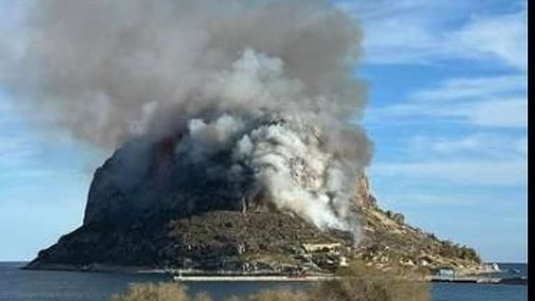 Φωτιά στη Μονεμβασιά: Δύο ενεργά μέτωπα - Σηκώθηκαν  ελικόπτερα