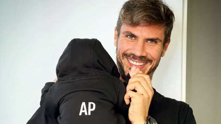 Αχιλλέας Πετρετζίκης: Ο γιος του Άκη Πετρετζίκη φωνάζει μπαμπά και εκείνος λιώνει [Βίντεο]