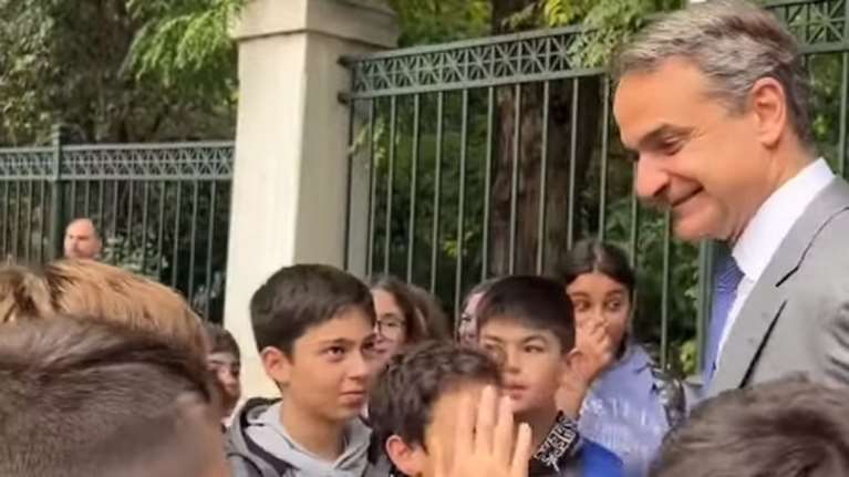 Ο Μητσοτάκης συναντήθηκε με μαθητές Δημοτικού έξω από το Προεδρικό - High five και σέλφι [βίντεο]