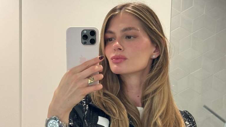 Los Angeles girl η Αμαλία Κωστοπούλου: Έτσι πηγαίνει στη δουλειά της - Χωρίς ίχνος μακιγιάζ, με office look και σνίκερς