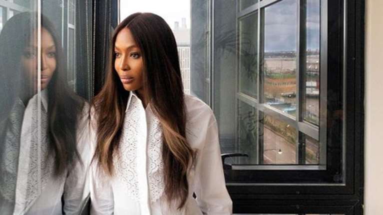 Η Ναόμι Κάμπελ φωτογραφίζεται στο μετρό της Νέας Υόρκης, φορώντας μόνο... την τσάντα της [εικόνες]