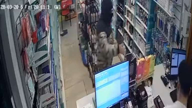 Βίντεο από κρυφή κάμερα με τη δράση του 25χρονου ληστή σε Ηλιούπολη και Άλιμο