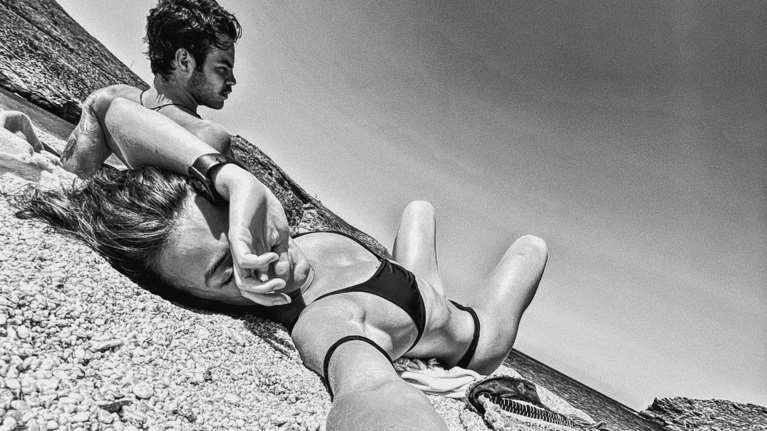 Γαία Μερκούρη: Δείχνει το απίστευτα γυμνασμένο κορμί και τους κοιλιακούς της με μαύρο μπικίνι