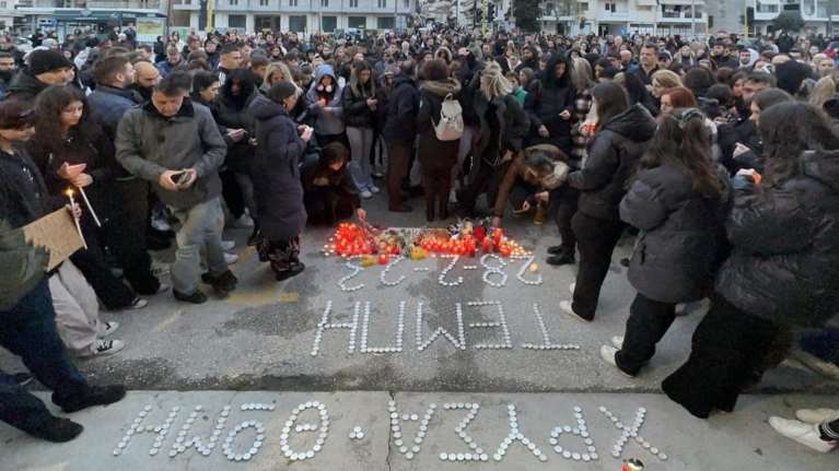 "Ποτάμι δακρύων" για την Αναστασία, τη Θώμη, τη Χρύσα - Μεγάλη συγκέντρωση και πορεία στην Καλαμπάκα [εικόνες]