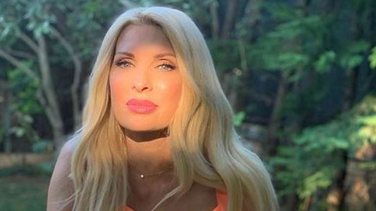 Η Ελένη Μενεγάκη συνεχίζει τις βουτιές της στην Ανδρο [εικόνες]