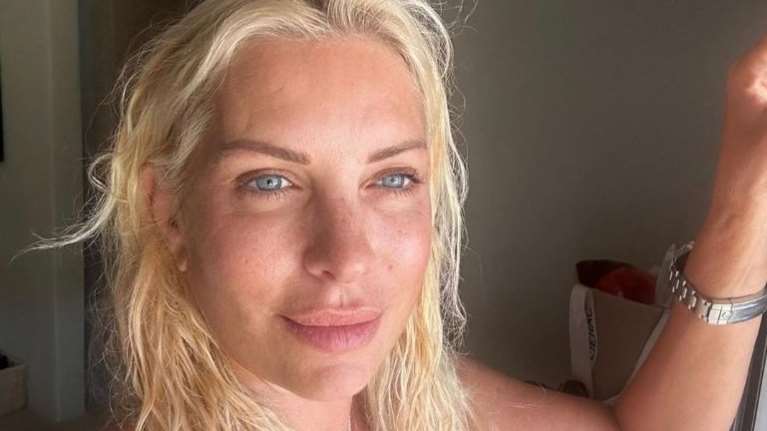 Άβαφη και πανέμορφη η Ελένη Μενεγάκη βρήκε την πολυπόθητη καλοκαιρινή ευτυχία στην απλότητα [εικόνες]