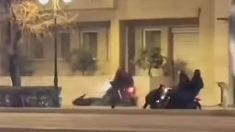 Νέα βίντεο με αστυνομικούς στο Σύνταγμα: Έπεσαν με μηχανάκια πάνω σε διαδηλωτή - &quot;Ψεκάστε τους να φύγουνε&quot; [βίντεο]