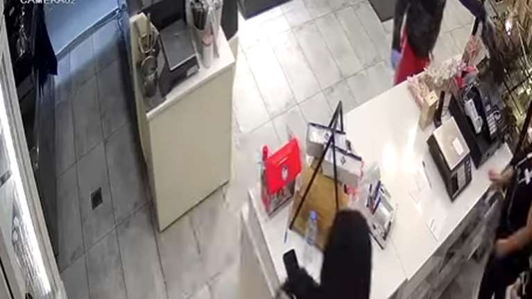 Ληστές εισέβαλαν σε ζαχαροπλαστείο στη Νέα Σμύρνη – Απείλησαν την υπάλληλο και εξαφανίστηκαν [βίντεο]