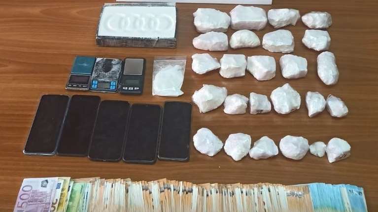 ΕΛΑΣ: Εξαρθρώθηκε συμμορία που διακινούσε κοκαΐνη στην Αθήνα - Ο &quot;αρχηγός&quot; και η... courier