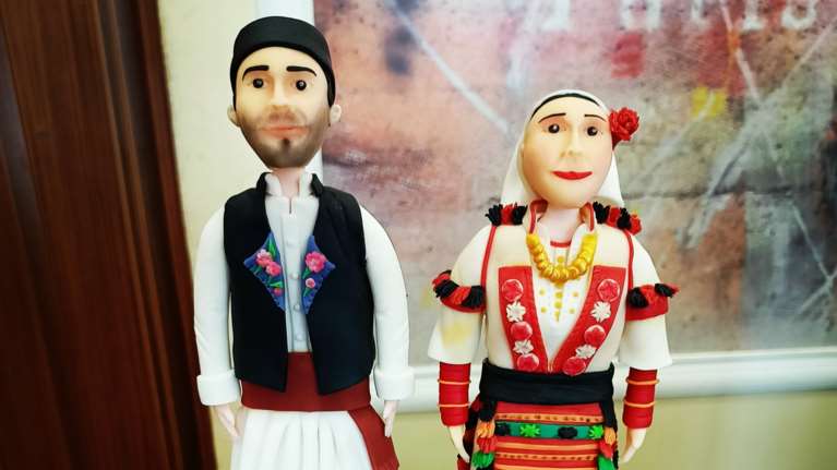 Ο ζαχαροπλάστης καλλιτέχνης που φτιάχνει από ζαχαρόπαστα... κούκλες με παραδοσιακές φορεσιές [εικόνες]