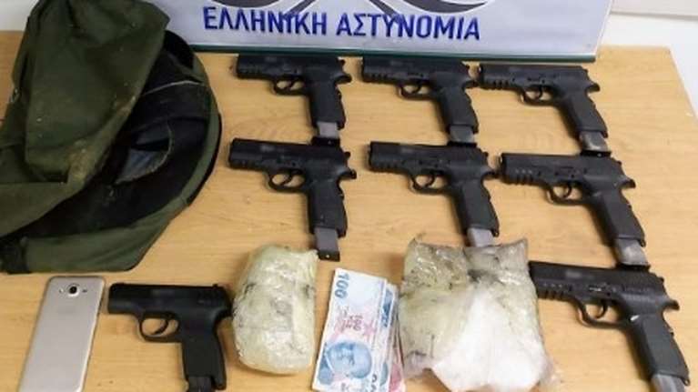 Έβρος: Προσπάθησε να μπει στη χώρα με 8 πιστόλια και 997 γραμμάρια κρυσταλλικής μεθαμφεταμίνης