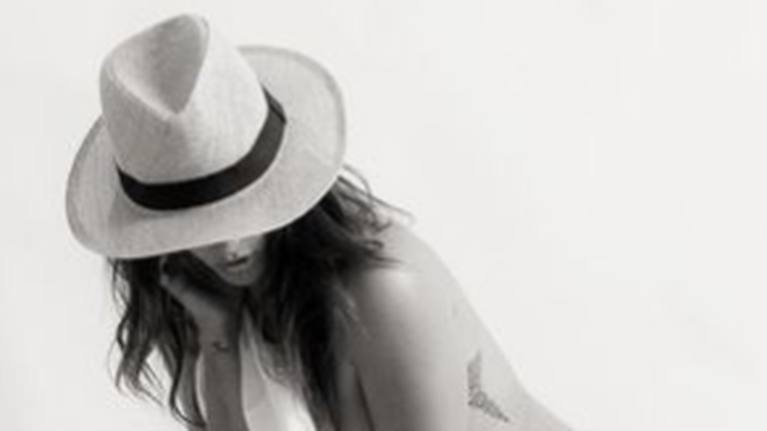 Σοφία Παυλίδου: Ποζάρει ολόγυμνη στον φακό του Σπύρου Χατζηαγγελάκη - Η εντυπωσιακή φωτογραφία