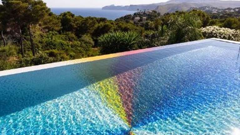 Αδιανόητη τραγωδία στην Κύπρο: 10χρονη πνίγηκε σε πισίνα βίλας ενώ η μητέρα της είχε λιποθυμήσει από το πολύ ποτό