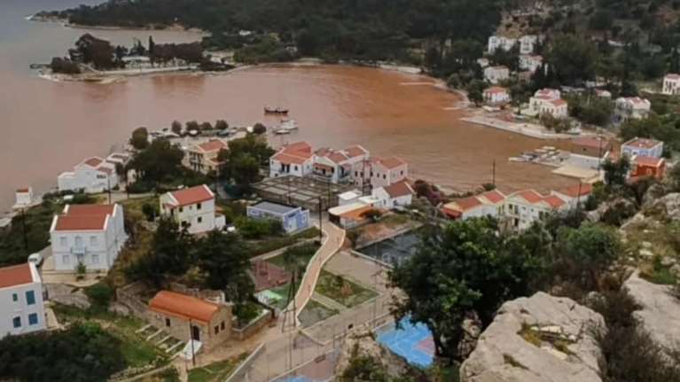 Σε κατάσταση έκτακτης ανάγκης θα κηρυχθεί το Καστελόριζο - &quot;Βούλιαξε&quot; στα λασπόνερα το νησί που &quot;βάφτηκε&quot; κόκκινο