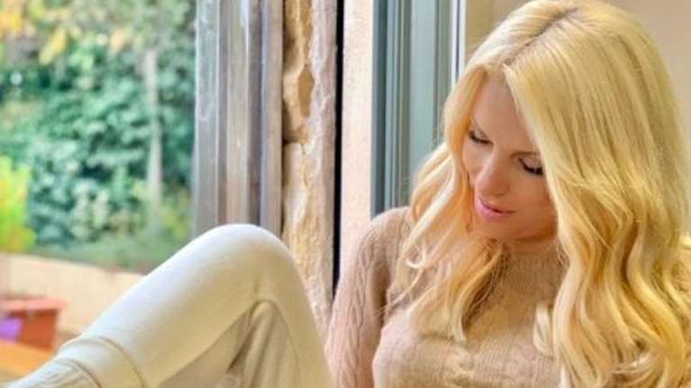 Ελένη Μενεγάκη: Αβαφη και ατημέλητη στην κουζίνα μαζί με τη μικρή Μαρίνα - Φτιάχνουν γλυκά [εικόνα]