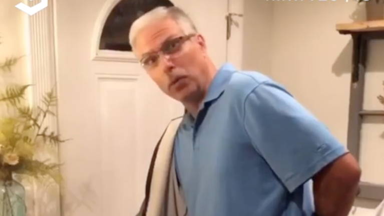 Ένας γιος δεν αφήνει τον πατέρα του να βγει από το σπίτι και έγινε viral [video]